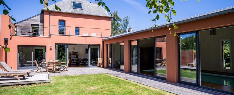 Photographe spécialisé dans l&#8217;immobilier, je réalise le reportage photo de votre logement dans les Côtes d&#8217;Armor et en Bretagne. De belles photos permettent de mettre en valeur votre bien pour la vente et la location. Des photographies professionnelles sont en effet le premier critère de sélection lors de la consultation [&hellip;]